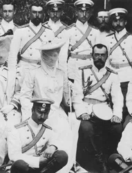 Tsar Nicholas II och Tsarina Alexandra Fyodorovna av Ryssland med en grupp arméofficerare, c1904
