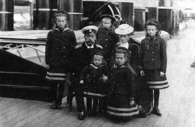 Tsar Nicholas II och Tsarina Alexandra av Ryssland och deras barn, 1907.