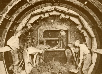 Rörtunnelutgrävning med hjälp av Greathead Boring Shield, c1930.
