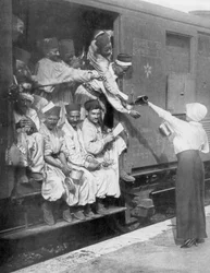 Turkiska gevärsskyttar på väg till fronten med tåg, 1914