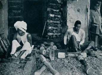 Svarva sängben i trä, c1942