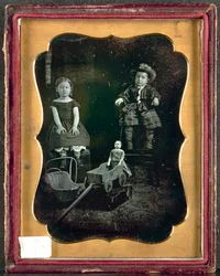 Två barn med leksaker, ca. 1855.