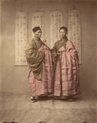 [Två kinesiska män i matchande traditionell klänning], 1870-talet.