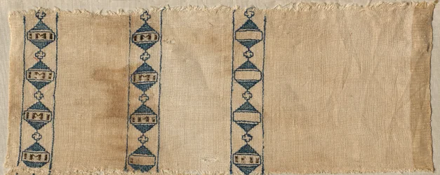 Två fragment av en halsduk eller huvudbonad, 1300-tal.