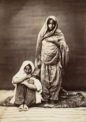 Två indiska kvinnor, en sittande, 1860-talet.