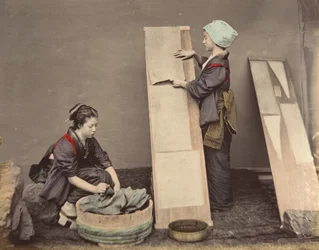 [Två japanska kvinnor poserar med tvätt], 1870-talet.