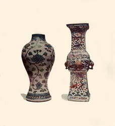 Två emaljerade porslinsvaser, kinesiska, 1400-1600-talen, 1908.