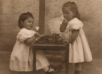 Två unga flickor vid ett bord, 1937.