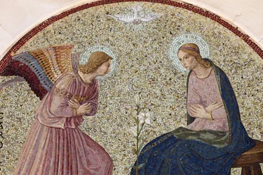 Tympanummosaik som visar bebådelsen i Madonna della Scala Benediktinerklostret, Noci, Apulien, Noci, Italien