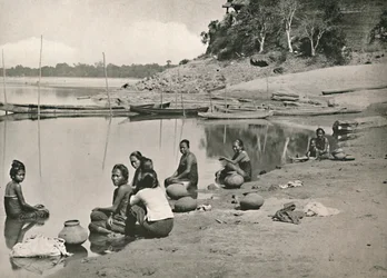 Typisk flodscen på den stora Irrawaddy - Kvinnor som badar och drar vatten, 1900.