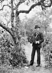 Storbritannien: Fotografen JT Newman med sin tallrikkamera. c1890