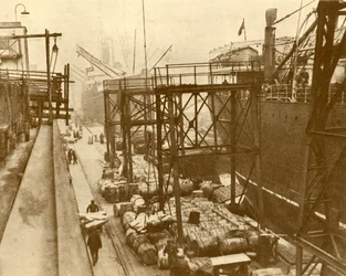 Lossar matskepp vid Royal Albert Docks, London, c1930.