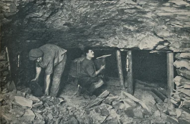 Osjälvmedvetna hjältar som sliter i faror, c1935