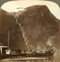 Utigards Falls från Ravnefjeld-glaciären vid sjön Loen - från Naesdal, Norge, c1905.