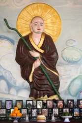Van Hanh Zen buddhistiska kloster. Buddhistisk munk över vietnamesiskt altare för förfäder. De dödas vördnad. Dalat. Vietnam
