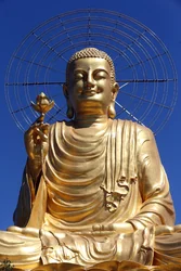 Van Hanh Zen buddhistiska kloster. Gyllene Buddha staty. Dalat. Vietnam
