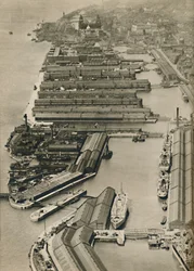 Fartyg seglar från Liverpool till hamnar över hela världen, från floden Mersey, 1936