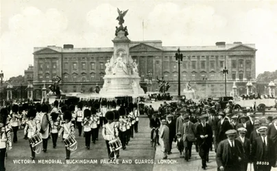 Victoria Memorial, Buckingham Palace and Guards, London, 1930-talet.