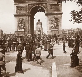 Segerfirande, civila vid Triumfbågen, Paris, Frankrike, juli 1919.