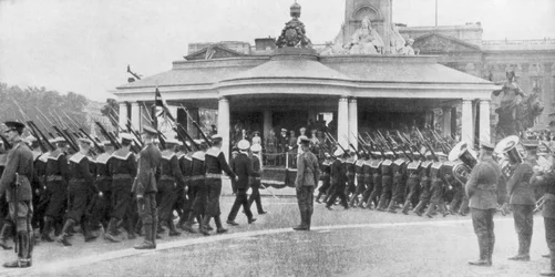 Segerparad passerar Victoria Memorial och Buckingham Palace, London, 19 juli 1919