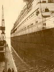 Vy över styrbords sida av majestätiska när hon gick in i den flytande torrdockan, c1930.