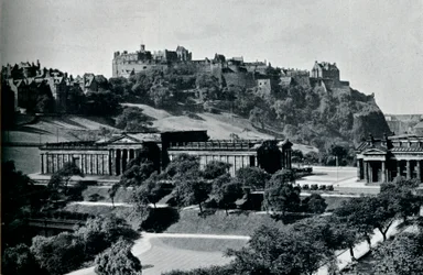 Utsikt över National Gallery of Scotland och Edinburgh Castle, c1945