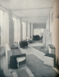Utsikt över solrummet i dagsljus, som visar de tre fönstren och kolumnerna, 1930