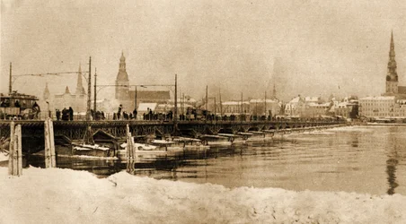 Vy över den flytande bron över Dwina, Riga, Lettland. 1915 (foto)