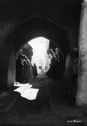 Utsikt genom en valvgång, Rabat, Marocko, c1920-c1930s