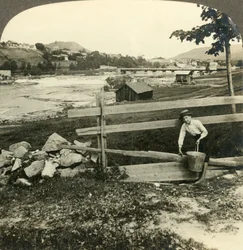 Bykyrka och Kongsbergs hem, bredvid forsen i Laagen, Norge, c1905.