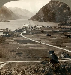 Bytak och soliga fält i Odde, N. uppför den smala bergväggarna Sorfjord, Norge, 1905.