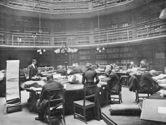 Besökare som söker igenom volymer på Public Record Office, Chancery Lane, London, 1903