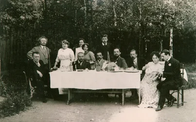 Besökare med ryske författaren Alexander Kuprin och hans familj, Gatchina, Ryssland, tidigt 1900-tal
