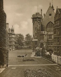 Utsikt över Middle Temple Gardens från Fountain Court, c1935.