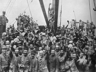 Vive la France: Franska trupper ombord på en transport som går till Dardanellerna, 1915