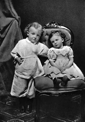 Vladimir Iljitj Lenin, rysk bolsjevikisk revolutionsledare, 4 år gammal, med sin syster Olga, 1874