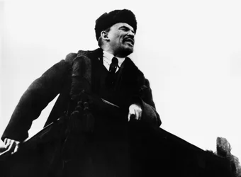 Vladimir Iljitj Lenin, rysk bolsjevikisk revolutionsledare, talar från en talarstol, 1917