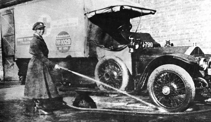 Frivillig engelsk kvinna förare som tvättar ner sin ambulans, Cambridge, första världskriget, 1915