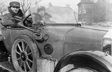 Frivilliga kvinnliga förare i en Wolseley, donerade till krigsinsatsen, Cambridge, första världskriget, 1915