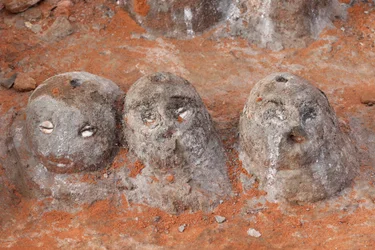 Voodoo fetischer vid ingången till ett kloster. Togoville, Togo