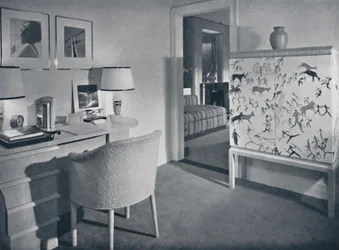 W. & J. Sloane. Fotografers hobbyrum som visar ett skrivbord i naturlig ek, ett handvävt överdrag på t