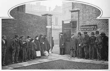 Väntar på tillträde till St Marylebone Workhouse, Luxborough Street, London, c1901 1903