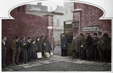 Väntar på tillträde till St Marylebone Workhouse, Luxborough Street, London, c1901 1903