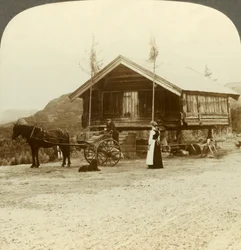 Väntar på passagerare på vägen nära Bolkesjo, Norge, c1905.