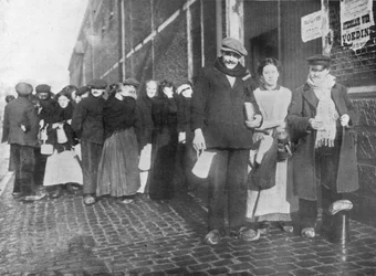 Väntar på hjälpransoner i Brygge, 1915