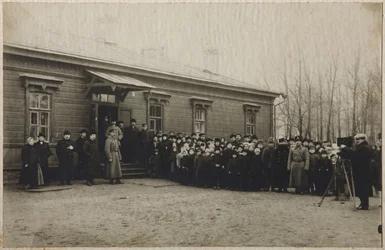 Väntar på borttagande av Leo Tolstojs kropp vid Astapovo-stationen, 20 november 1910, 1910