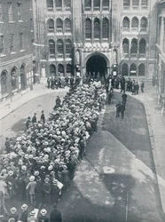 Väntar på att komma in i Guildhall för Mr. Asquiths första stora kallelse till vapenmöte, 1914