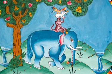 Vägg föreställande legenden om de fyra vännerna; elefant; apa; kanin och tupp; Kharbadi Gompa; Phuentsholing; kungariket Bhutan