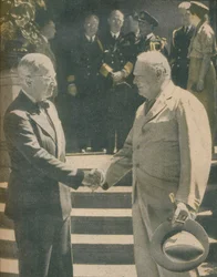 Varmt handslag mellan premiärminister och president, 1945