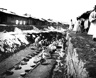 Tvätta kläder utomhus, Korea, 1900